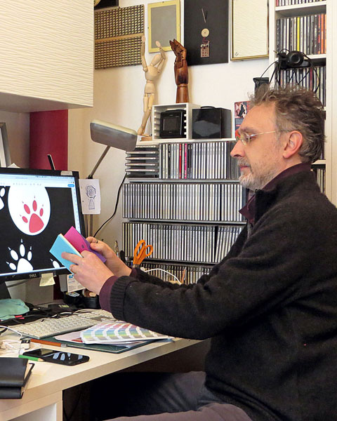 Enrico Delmastro aujourd'hui en travaillant sur ordinateur sur un livre tactile